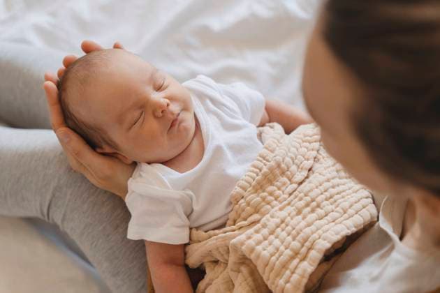Cute newborn baby sleeping in mother s arms at home model released, Symbolfoto property released, NDEF01488