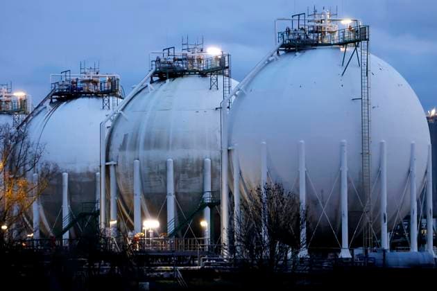 Gasspeicher mit ihrer typischen runden Form stehen in Industrieanlagen in Köln Godorf. Die Umgebung ist geprägt von Stromleitungen, Eisenbahnschienen, Autobahn und Lastschiffen auf dem Rhein.. Unternehmen aus allen Branchen klagen über hohe Strompreise. Verschärft hat sich das seit dem Ukraine-Krieg und der darauf folgenden Energiepreiskrise. (Themenbild, Symbolbild). Köln, 28.12.2023 NRW Deutschland *** Gas storage facilities with their typical round shape are located in industrial plants in Cologne Godorf The surrounding area is characterized by power lines, railroad tracks, freeways and barges on the Rhine Companies from all sectors complain about high electricity prices This has become more acute since the Ukraine war and the subse Copyright: xChristophxHardtx