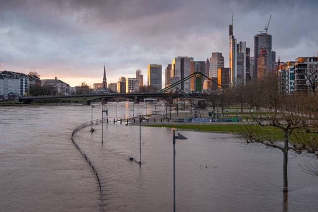Bilder des Jahres 2023, News 12 Dezember News Themen der Woche KW52 News Bilder des Tages Hochwasser in Frankfurt am Main Nach dauerhaften Niederschlägen ist der Main im Osthafengebiet von Frankfurt über die Ufer getreten und hat im Bereich der Weseler Werft für Hochwasser gesorgt. Frankfurt am Main Mainufer Hessen Deutschland *** Floods in Frankfurt am Main After persistent rainfall, the River Main burst its banks in the eastern harbor area of Frankfurt and caused flooding in the Weseler Werft area Frankfurt am Main Mainufer Hessen Germany 2023-12-28_ffm_hochwasser_02
