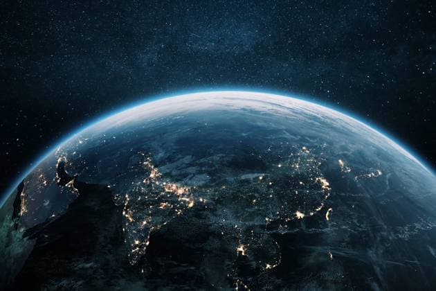 Schöner Planet Erde mit Nachtlichtern von asiatischen Städten Blick aus dem All. Erstaunliche Nacht Planet Erde mit Blick auf Indien, China, Korea und Japan. Entwicklung, Wirtschaft und Technologie, Konzept *** Beautiful Planet Earth with Night lights from Asian Cities View from the All Amazing Night Planet Earth with View at India, China, Korea and Japan Development, Economy and Technology, Concept 1102800315