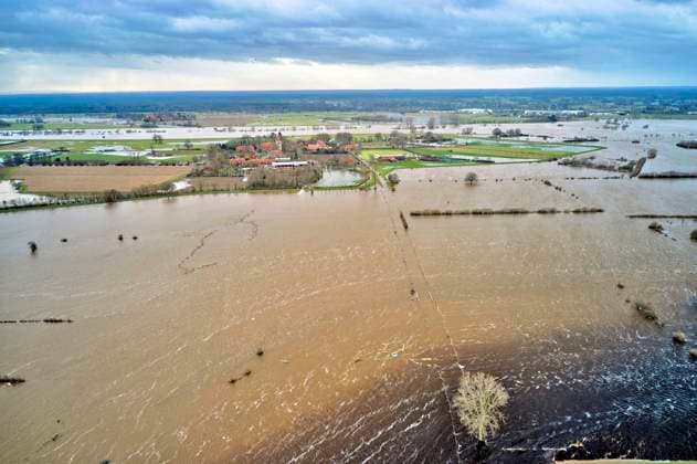 Bilder des Jahres 2023, News 12 Dezember News Themen der Woche KW52 Hochwasser und Überschwemmungen der Aller in der Region Heidekreis nach tagelangen starken Regenfällen. Kirchwahlingen, 28.12.2023 *** High water and flooding of the Aller in the Heidekreis region after days of heavy rainfall Kirchwahlingen, 28 12 2023 Foto:xU.xStammx xFuturexImagex hochwasser_aller_3334
