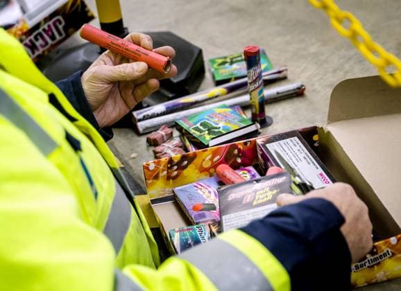 News Themen der Woche KW52 News Bilder des Tages DE LUTTE - Fireworks from Germany are inspected by the Human Environment and Transport Inspectorate (ILT). The service checks along the border for the quantity and type of fireworks that are brought into the Netherlands. ANP SEM VAN DER WAL netherlands out - belgium out  Copyright: xx x487337313x originalFilename: 487337313.jpg