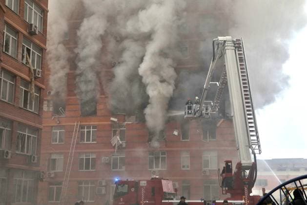 Bilder des Jahres 2023, News 12 Dezember News Themen der Woche KW52 News Bilder des Tages ODESA, UKRAINE - DECEMBER 29, 2023 - Firefighters employ an aerial platform to put out a fire at a residential building affected by the massive Russian missile and drone attack in Odesa, southern Ukraine. Aftermath of Russian missile attack in Odesa  Copyright: xNinaxLiashonokx
