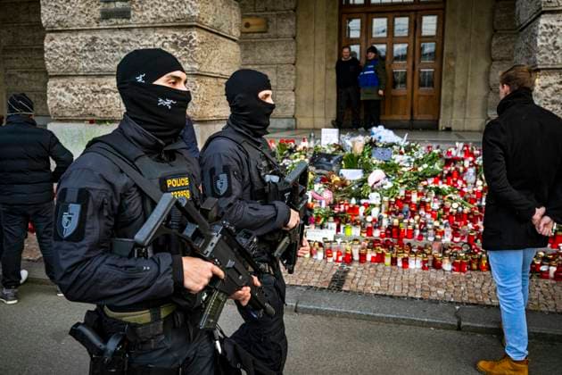 Bilder des Jahres 2023, News 12 Dezember News Themen der Woche KW52 News Bilder des Tages Armed police officers walk past a memorial for the victims of the shooting in front of the Faculty of Arts at Charles University, in Prague, Czech Republic, December 29, 2023. (CTKxPhoto RomanxVondrous) CTKPhotoP2023122904167  CTKPhotoP2023122904167