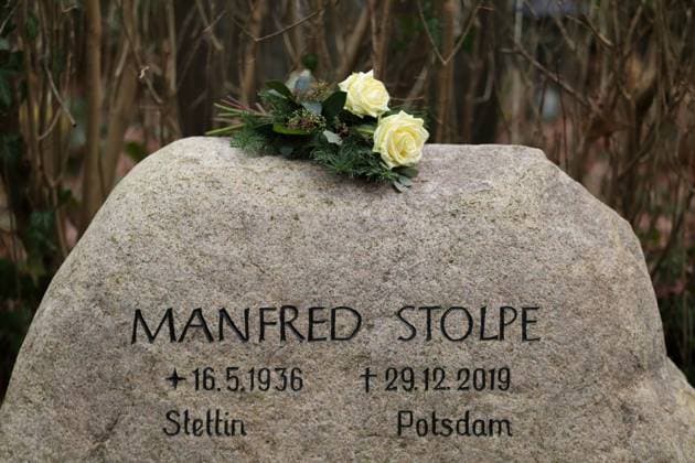 News Themen der Woche KW52 News Bilder des Tages Weiße Rosen am Grab von Manfred Stolpe zu dessen vierten Todestag auf dem Bornstedter Friedhof in Potsdam, 29. Dezember 2023. Manfred Stolpe *** White roses at Manfred Stolpes grave on the fourth anniversary of his death at Bornstedt Cemetery in Potsdam, December 29, 2023 Manfred Stolpe