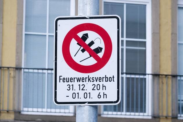 News Themen der Woche KW52 News Bilder des Tages Düsseldorf 29.12.2023 Böllerverbot Silvesterknaller Feuerwerk Silvester Altstadt Feuerwerksverbot Unfallgefahr Allgemeinverfügung Feuerwerkskörper Raketen Silvesterraketen Feuerwerksraketen Silvesterböller Krankenhaus Feuerwerksverbotszonen Silvester-Böller böllerfrei Düsseldorf Nordrhein-Westfalen Deutschland *** Düsseldorf 29 12 2023 Ban on firecrackers New Years Eve firecrackers Fireworks New Years Eve Old Town Fireworks ban Accident risk General ruling Fireworks Rockets New Years Eve rockets Fireworks rockets New Years Eve firecrackers Hospital Fireworks ban zones New Years Eve firecrackers firecracker-free Düsseldorf North Rhine-Westphalia Germany