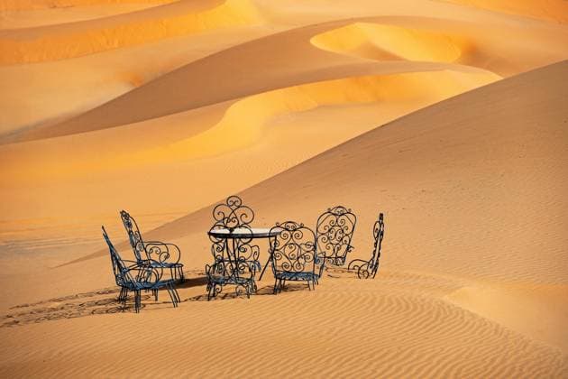 Creative Highlights World Gußeiserner Gartentisch und Gartenstühle in den Sanddünen von Erg Chebbi in der Saharawüste bei Merzouga, Drâa Tafilalet, Errachidien, Marokko, Afrika *** Gußeiserner Garden table and Garden chairs in the Sand dunes from Erg Chebbi in the Saharawüste at Merzouga, Drâa Tafilalet, Errachidia, Morocco, Africa Copyright: imageBROKER/alimdix/xArterrax/xMaricaxvanxderxMeer ibltsm09995359.jpg