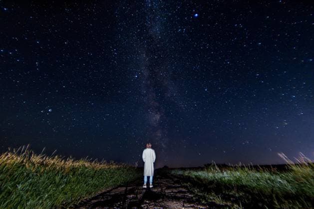 Silhouette eines Mannes unter dem Sternenhimmel, Konzept der Einsamkeit, Angst und Depression *** Silhouette one Man at the Starry sky, Concept the Loneliness, Fear and Depression Copyright: imageBROKER MikalaixSayevich ibxwsp09934979.jpg ,model released, Symbolfoto ,property released
