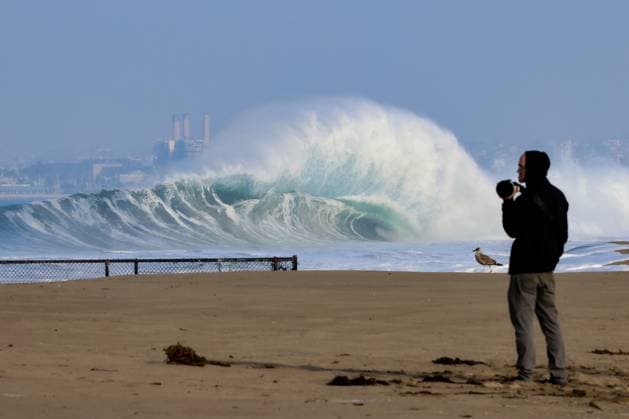 Bilder des Jahres 2023, News 12 Dezember News Themen der Woche KW52 December 28, 2023, Redondo Beach, California, USA: December 28th, 2023, Redondo Beach, California: Massive waves lash the Southern California coastline on Thursday. The powerful North Pacific swell has prompted multiple beach and pier closures. The high surf is expected to continue through the weekend. Ã‚ ZUMA Press Wire Redondo Beach USA - ZUMAl167 20231228_znp_l167_004 Copyright: xRonxLyonx