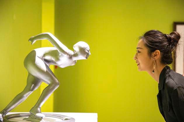 Bilder des Jahres 2023, Entertainment 12 Dezember Entertainment Themen der Woche KW52 (231230) -- BEIJING, Dec. 30, 2023 -- A visitor looks at a sculpture during an exhibition featuring artworks from China at the National Gallery of Thailand, in Bangkok, Thailand, Dec. 27, 2023. The exhibition brings together 63 artworks by 42 Chinese artists. ) XINHUA PHOTOS OF THE DAY WangxTeng 