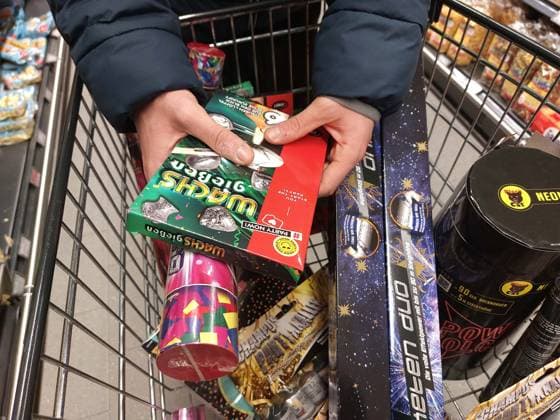 Elzach Themenbild - Feuerwerkskörper, Silvester, Silvesterfeuerwerk, Feuerwerkskörperverkauf, Böller, Knaller Themenbild - Feuerwerkskörper, Silvester, Silvesterfeuerwerk, Feuerwerkskörperverkauf, Böller, Knaller abgepackte Feuerwerkskörper, Knaller, Feuerwerkskoerper, Feuerwerkssortiment in einem Verkaufsregal in einem Einkaufszentrum, Böller, Kracher, Raketen, Batterien, Wunderkerzen, Knallfrösche, Konfetti, Pyrotechnik Symbolbild, Themenbild, Featurebild *** Elzach theme picture fireworks, New Years Eve, New Years Eve fireworks, fireworks sale, firecrackers, firecrackers theme picture fireworks, New Years Eve, New Years Eve fireworks, fireworks sale, firecrackers, firecrackers packaged fireworks, firecrackers, fireworks body, Copyright: xFleigx xEibner-Pressefotox EP_dfg