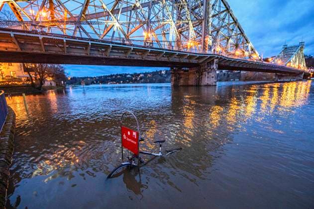 News Themen der Woche KW52 Die Elbe führt Hochwasser. Das historische Restaurant Schillergarten entging nur knapp einer erneuten Flut-Katastrophe. An der Loschwitzer Brücke, besser bekannt als Blaues Wunder, wurde eine riesige Freifläche mitsamt des Elberadweg überschwemmt. Ein vergessenes Fahrrad lugt nur leicht aus den Fluten heraus. Dresden, 29.12.2023 *** The Elbe floods The historic Schillergarten restaurant narrowly escaped another flooding disaster At the Loschwitz Bridge, better known as the Blue Wonder, a huge open space was flooded along with the Elbe cycle path A forgotten bicycle just peeks out of the floodwaters Dresden, 29 12 2023 Foto:xM.xPatzigx xFuturexImagex elbehochwasser_dresden_3273