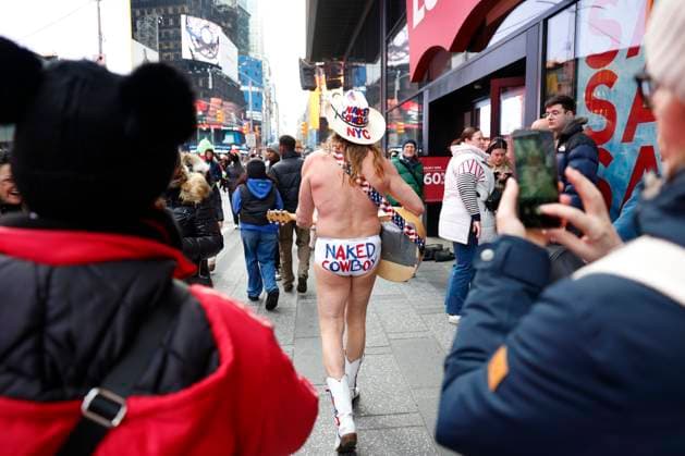 News Themen der Woche KW52 News Bilder des Tages The Naked Cowboy walks through Times Square on the eve of New Year s Eve celebrations in New York City on Saturday December 30, 2023.  NYP20231230101 JohnxAngelillo