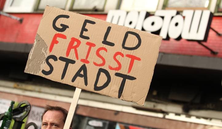 News Themen der Woche KW52 News Bilder des Tages Kundgebung für den Erhalt des Molotow Musikclubs am Nobistor 14 auf der Reeperbahn. Tausende Menschen protestierten am Samstagnachmittag gegen die drohende Schließung des Kultclubs. Dem Betreiber wurde gekündigt, weil an der Stelle des Musikclubs ein Hotel der Me and All Hotel der Lindner-Gruppe entstehen soll. St. Pauli Hamburg *** Demonstration for the preservation of the Molotow music club at Nobistor 14 on the Reeperbahn Thousands of people protested on Saturday afternoon against the impending closure of the cult club The operator was given notice because a hotel belonging to the Me and All Hotel of the Lindner Group is to be built on the site of the music club St Pauli Hamburg