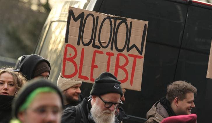 Demonstration for the preservation of the Molotow music club at Nobistor 14 on the Reeperbahn Thousands of people protested on Saturday afternoon against the impending closure of the cult club The operator was given notice because a hotel belonging to the Me and All Hotel of the Lindner Group is to be built on the site of the music club St Pauli Hamburg