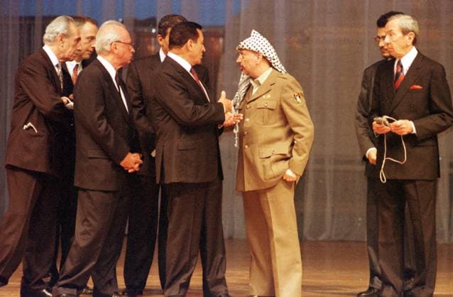 Cairo Declaration 4 MAY 1994 -- CAIRO, EGYPT -- PALESTINIAN AND ISRAELI NEGOTIATORS YASSER ARAFAT AND YITZHAK RABIN AND SHIMON PERES, ALONG WITH HELP FROM US SECR OF STATE WARREN CHRISTOPHER AND HIS RUSSIAN COUNTERPART, AS WELL AS EGYPT PRESIDENT HOSNI MUBARAK TRY TO NUDGE THE TALKS ALONG BUT A LAST MINUTE SNAG LEADS TO LAST MINUTE TALKS ON THE CONFERENCE FLOOR IN FRONT OF THE PRESS. photograph by barry iverson T158742 Egypt EDITORIAL USE ONLY Copyright: xx BarryxIversonxPhotographyx bivphotos000004
