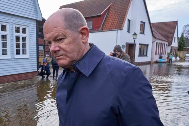 Bilder des Jahres 2023, News 12 Dezember News Themen der Woche KW52 News Bilder des Tages Bundeskanzler Olaf Scholz besucht die Hochwasergebiete in Verden an der Aller am 31.12.2023 *** Federal Chancellor Olaf Scholz visits the high water areas in Verden an der Aller on 31 12 2023 Foto:xU.xStammx xFuturexImagex hochwasser_scholz_3005
