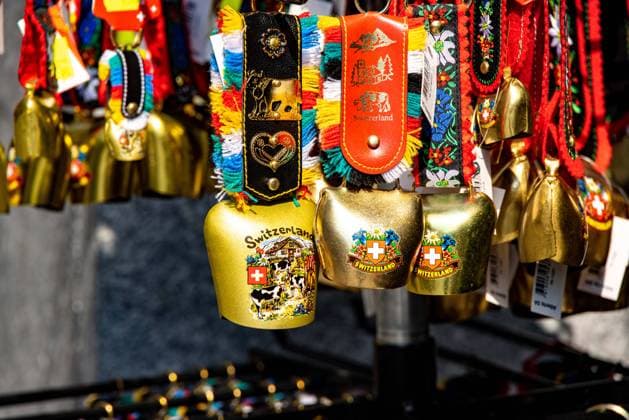 Cow Bells as a souvenir from Switzerland in Lucerne - LUCERNE, SWITZERLAND - JULY 14, 2022 Cow Bells as a souvenir from SWITZERLAND EUROPE in Lucerne - LUCERNE, SWITZERLAND EUROPE - JULY 14, 2022 Copyright: xZoonar.com ÊrikxLattweinx 18903806