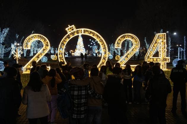 News Bilder des Tages News Themen der Woche KW52 News Bilder des Tages ARMENIA, YEREVAN - JANUARY 1, 2024: People are seen in Republic Square during a celebration on New Year s Eve. Alexander Patrin TASS  66135896