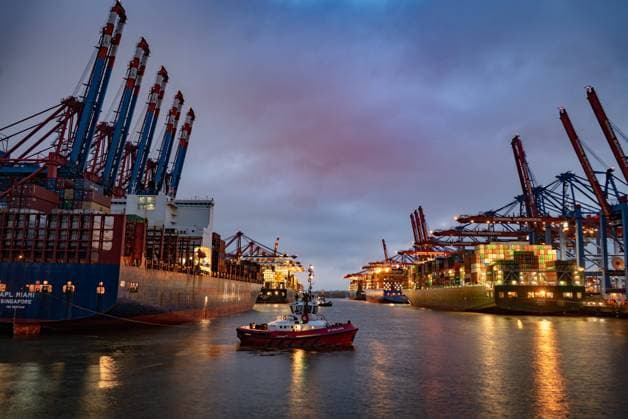 Eurogate Container Terminal in the Port of Hamburg - CITY OF HAMBURG, GERMANY - MAY 10, 2021 Eurogate Container Terminal in the Port of Hamburg - HAMBURG, GERMANY - MAY 10, 2021 Copyright: xZoonar.com ÊrikxLattweinx 19608493