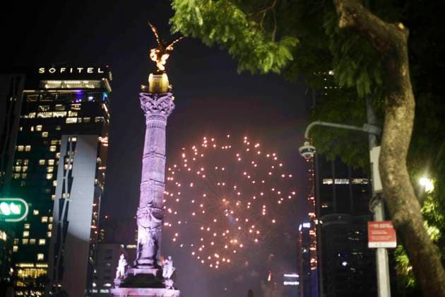 January 1, 2024, Mexico City, Mexico City, Mexico: Fireworks to welcome the new year 2024 at the Angel de la Independencia where hundreds of Mexican citizens gathered. Mexico City Mexico - ZUMAs310 20240101_zip_s310_002 Copyright: xLuisxExSalgadox