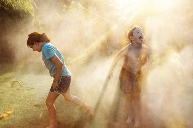 Creative Highlights Symbolbilder Two Children playing in Water in the backyard Tulsa, Oklahoma, United States CR_KRRY231229-1313854-01 ,model released, Symbolfoto