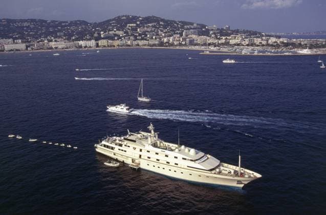 Saudi Billionaire Prince Alwaleed bin Talal on his yacht in Nice, France Saudi prince Al-Waleed Bin Talal bin Abdulaziz al Saud, businessman, investor and philanthropist, and member of the Saudi royal family, on summer holiday with children on board his Kingdom 5KR 85-meter yacht, bought Trump Princess from Donald Trump in the 1980s during his financial problems, who had in turn bought Nabila from Saudi arms dealer Khashoggi, during which time it appeared as the Flying Saucer in James Bond s Never Say Never Again , in Nice, France in 1997. Al-Waleed was arrested November 4th, 2017 in an anti-corruption drive that included at least 10 other princes, four ministers and tens of former ministers, that sent shock waves through the kingd Copyright: xx BarryxIversonxPhotographyx bivphotos006889