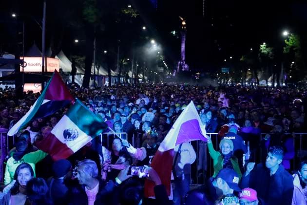 Mexicans welcome the year 2024 to the salsa rhythm of singer Ruben Blades December 31, 2023, Mexico City, Mexico: Thousands of people say goodbye to the year 2023 and welcome the new year 2024 to the rhythm of the songs of Panamanian singer-songwriter Ruben Blades at the Glorieta del Ahuehuete in Mexico City. on December 31, 2023 in Mexico City, Mexico (Photo by Luis Barron Eyepix Group). Copyright: xLuisxBarronx xEyepixxGroupx LB20231231-9
