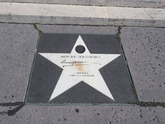 WIEN, ÖSTERREICH - CIRCA SEPTEMBER 2022: Walk of fame star des Musikers Arnold Schönberg im Konzertsaal des Wiener Musikvereins *** VIENNA, Austria Circa September 2022 Walk of Fame Star of Musicians Arnold Schönberg at Concert hall of Wiener music club 1129201444