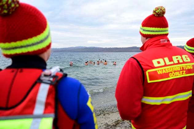 News Themen der Woche KW01 News Bilder des Tages Ca. 40 aktive Schwimmer nahmen beim traditionellen Neujahrsschwimmen am Berzdorfer See, Naherholungsgebiet bei Görlitz, unter Aufsicht der Wasserrettung Görlitz teil. Görlitz, 01.01.2024 *** Around 40 active swimmers took part in the traditional New Years swim at Berzdorfer See, a local recreation area near Görlitz, under the supervision of Görlitz Water Rescue Görlitz, 01 01 2024 Foto:xM.xWehnertx xFuturexImagex neujahrsschwimmen_4110