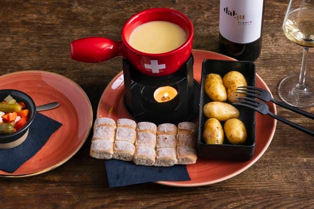 Schweizer Käsefondue, Schweiz 20.12.2023 *** Swiss cheese fondue, Switzerland 20 12 2023 