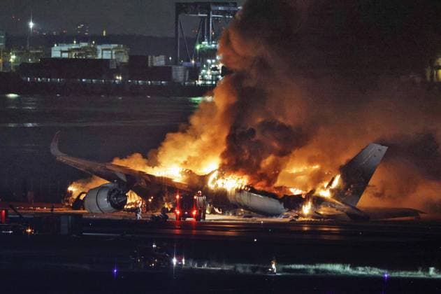 Bilder des Jahres 2024, News 01 Januar News Themen der Woche KW01 News Bilder des Tages Japan Airlines aircraft catches fire at Haneda airport Photo taken on Jan. 2, 2024, shows a Japan Airlines aircraft on fire on a runway at Haneda airport in Tokyo after it apparently collided with a Japan Coast Guard aircraft while landing.  A14AA0002287852P