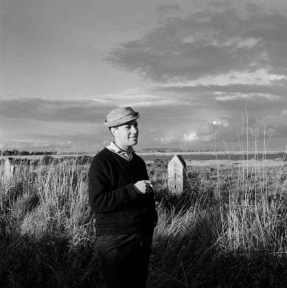 Das schwarze Schaf Das schwarze Schaf, Kriminalkomödie, Deutschland 1960, Regie: Helmuth Ashley, ein Crewmitglied steht in einem Feld und genießt die Landschaft in einer Drehpause, Copyright: Kindermann Nur redaktionelle Nutzung. Editorial usage only. KIN_7401004253 EDITORIAL USE ONLY