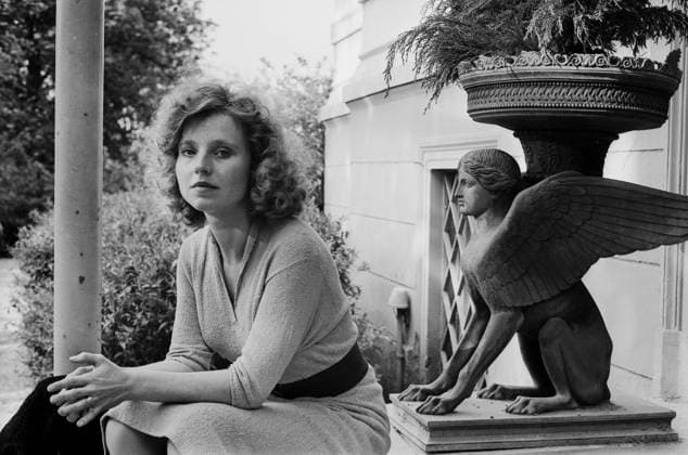 Ansichten eines Clowns Ansichten eines Clowns, Spielfilm nach der Erzählung von Heinrich Böll, Deutschland 1976, Regie: Vojtech Jasny, Darsteller: Hanna Schygulla vor dem Eingang zu einer Villa, Copyright: Kindermann Nur redaktionelle Nutzung. Editorial usage only. KIN_7401004706 EDITORIAL USE ONLY