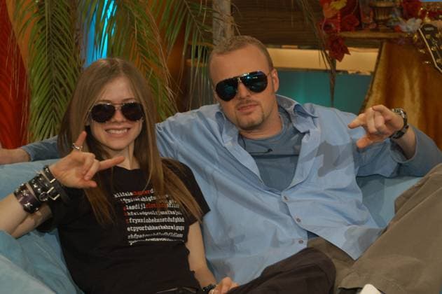 Stefan Raab TV total to Guest at the Television broadcast TV total the Franko Canadian Rock and Pop Singer and Songwriter Avril Lavigne with Volume on Desk with presenter Stefan Raab, Germany 2002 , Cologne NRW Germany Copyright: HempelxDigital HEM_880000527 Nur redaktionelle Nutzung. Editorial usage only. HEM_880000527 EDITORIAL USE ONLY