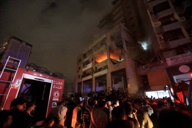 News Themen der Woche KW01 News Bilder des Tages (240102) -- BEIRUT, Jan. 2, 2024 -- People gather outside an apartment belonging to the Hamas movement destroyed by an Israeli attack on the southern suburb of Beirut, Lebanon, on Jan. 2, 2024. A Hamas source told Xinhua that the movement s deputy chief, Saleh al-Arouri, was killed here in an Israeli attack on Tuesday evening. ) LEBANON-BEIRUT-SOUTHERN SUBURB-HAMAS LEADER-ISRAEL-ATTACK BilalxJawich 