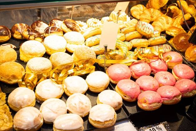 Deutschland 30. Dezember 2023: Im Bild: Berliner Pfannkuchen, Berliner, Krapfen ist ein Siedegebäck aus süßem Hefeteig mit einer Füllung in verschiedenen Variation, sie werden besonders gerne zu Silvester und Fasching, Karneval gegessen. Landkreis Osnabrück Niedersachsen *** Germany 30 December 2023 In the picture Berliner Pfannkuchen, Berliner, Krapfen is a boiled pastry made of sweet yeast dough with a filling in different variations, they are especially popular on New Years Eve and carnival, carnival eaten district of Osnabrück Lower Saxony Copyright: xFotostandx xGelhotx