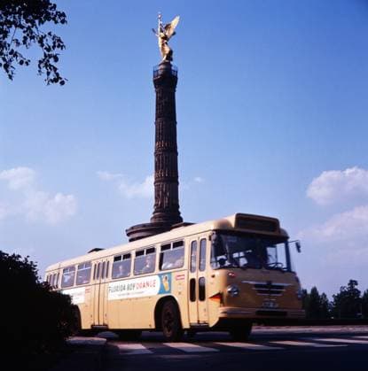 Bus an der Siegessäule Original-Bildunterschrift: Bus an der Siegessäule, Berlin, Deutschland 1964., Berlin Copyright: Kindermann Nur redaktionelle Nutzung. Editorial usage only. KIN_7401006708 EDITORIAL USE ONLY