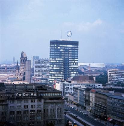 Europa Center Ansicht vom Europa Center neben der Gedächtniskirche in Berlin, Deutschland 1966., Berlin Copyright: Kindermann Nur redaktionelle Nutzung. Editorial usage only. KIN_7401006796 EDITORIAL USE ONLY