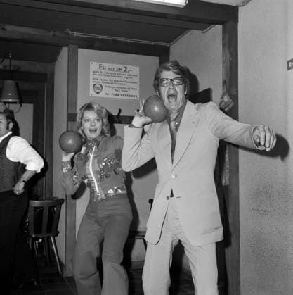 Crazy - total verrückt Crazy - total verrückt, aka Rudi lass das Mausen sein, Spielfilm, Deutschland 1973, Regie: Franz Josef Gottlieb, Promotionsfoto rund um den Film mit den Darstellern Angelica Ott und Rudi Carrell, Bayern Copyright: Kindermann Nur redaktionelle Nutzung. Editorial usage only. KIN_7401007103 EDITORIAL USE ONLY