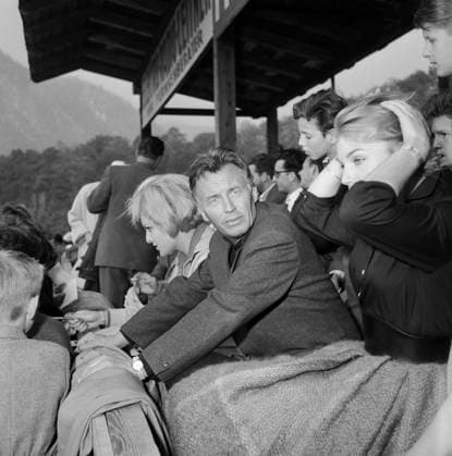 Der Schatz vom Toplitzsee Der Schatz vom Toplitzsee, aka Schüsse im Morgengrauen, Kriminalfilm, Deutschland 1959, Regie: Franz Antel, Darsteller Sabine Sesselmann und Wollfgang Stumpf als Zuschauer bei einem Fussball Freundschaftsspiel, Copyright: Kindermann Nur redaktionelle Nutzung. Editorial usage only. KIN_7401007233 EDITORIAL USE ONLY