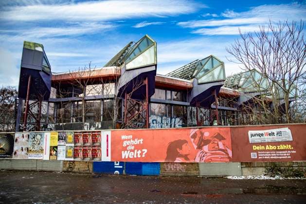 Dreharbeiten für die neue ZDF Neo Serie KraNK in der Räumlichkeiten der alten SEZ (Sport- und Erholungszentrum) in Berlin am 28. November 2023. Aussenansicht vom SEZ. Dreharbeiten für die ZDF Neo Serie KraNK im alten SEZ *** Filming for the new ZDF Neo series KraNK in the premises of the old SEZ sports and recreation center in Berlin on November 28, 2023 Exterior view of the SEZ Filming for the ZDF Neo series KraNK in the old SEZ