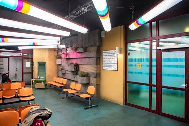 Dreharbeiten für die neue ZDF Neo Serie KraNK in der Räumlichkeiten der alten SEZ (Sport- und Erholungszentrum) in Berlin am 28. November 2023. Viele Räumlichkeiten wurden in einer Notaufnahme eines fiktiven Neuköllner Krankenhauses. Dreharbeiten für die ZDF Neo Serie KraNK im alten SEZ *** Filming for the new ZDF Neo series KraNK in the premises of the old SEZ sports and recreation center in Berlin on November 28, 2023 Many rooms were set up in an emergency room of a fictitious Neukölln hospital Filming for the ZDF Neo series KraNK in the old SEZ