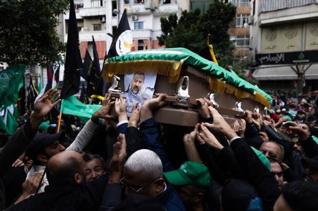 Bilder des Jahres 2024, News 01 Januar News Themen der Woche KW01 News Bilder des Tages January 4, 2024, Beirut, Lebanon: Men carrying the casket for Saleh al-Arouri, deputy chief of Hamas s political bureau, to a mosque for pre-funeral prayers at Beirut, Lebanon on Jan. 4, 2024. He was killed by a drone strike in a Beirut suburb on January 2. Israel is suspected of killing al-Arouri, a founding commander of Hamass Qassam Brigades, but hasnt confirmed it was them. Beirut Lebanon - ZUMAc244 20240104_zip_c244_003 Copyright: xDanielxCardex