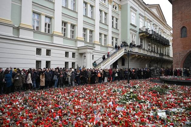 Bilder des Jahres 2024, News 01 Januar News Themen der Woche KW01 News Bilder des Tages People gathered at the Karolinum Charles University (UK) rector s seat in Ovocny trh street today, on January 4, 2024, and at around 14:00, they set off down Celetna street to Jan Palach square to commemorate victims of recent mass shooting at Faculty of Arts of Charles University in Prague, Czech Republic. (CTKxPhoto MichalxKamaryt) CTKPhotoP2024010406378  CTKPhotoP2024010406378