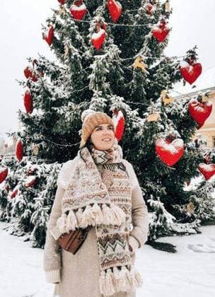 A young happy female posing outdoors in the decorated Christmas tree background 1415478 ,model released, Symbolfoto