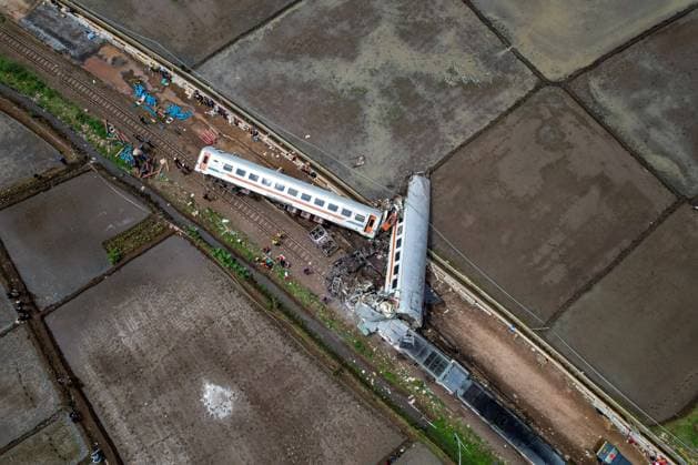 Bilder des Jahres 2024, News 01 Januar News Themen der Woche KW01 News Bilder des Tages TRAIN ACCIDENT Aerial photo shows a view of two trains after they collided in Cicalengka, West Java, Indonesia January 5, 2024. Four people are killed and at least 28 injured when two trains collided on the island of Java on January 5, officials said. IMAGO KHAIRIZAL MARIS Cicalengka West Java Indonesia Copyright: xKHAIRIZALxMARISxKhairizalxMarisx TRAIN ACCIDENT_4
