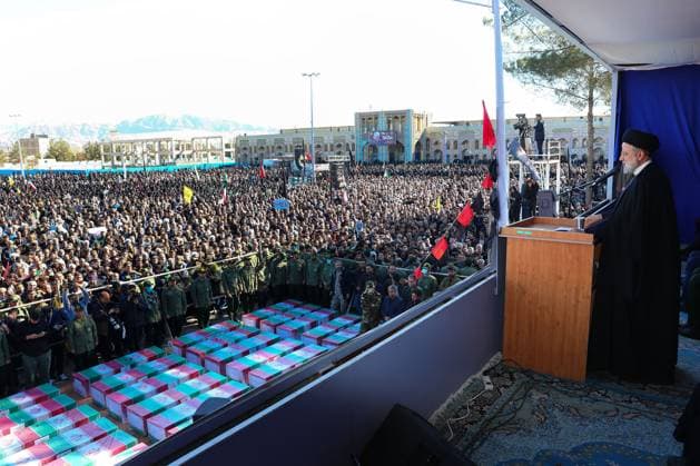 News Themen der Woche KW01 News Bilder des Tages January 5, 2024, Kerman, Iran: Iranian President EBRAHIM RAISI speaks during a funeral ceremony for the victims of the recent explosions that struck a crowd commemorating Iranian top commander Soleimani, at the Saheb al-Zaman mosque, in Kerma. On the 4th anniversary of the assassination of Iranian General Qasem Soleimani, two explosions killed more than 70 people and wounded another 171 near the mausoleum dedicated to him. As part of a ceremony to honor General Soleimani, who was killed in a drone strike in neighboring Iraq in 2020, hundreds of people were on their way towards the grave on 03 January. Iranian officials tried Friday to link Israel and the U.S. to an Islamic State group-claimed suicide bombing, seeking to intertwine the assau - ZUMAi98_ 20240105_zih_i98_029 Copyright: xIranianxPresidencyx