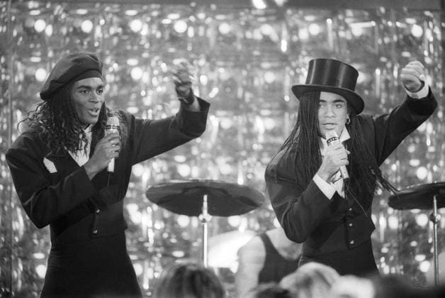Milli Vanilli (Popduo) 01 89 dar Milli Vanilli im Januar 1989 in Die Spielbude , ARD TV Fernsehen Fernsehsendung Show Fernsehshow Deutschland deutsch deutscher Frankreich Franzose französischer Männer Mann Musiker Musik Gesang Sänger Gruppe Band Duo langhaarig Zöpfe Rastazöpfe Rastafrisur Rasta Fabrice Morvan Robert Pilatus Fab and Rob & quer halb stehend singend gestikulierend Mikrofon haltend Bühne Auftritt live sw *** Milli Vanilli Popduo 01 89 dar Milli Vanilli in January 1989 in Die Spielbude , ARD TV television television program show television show Germany German German French French man man musician music singing singer group band duo long haired braids Rasta braids Rasta hairstyle Rasta Fabrice Morvan Robert Pilatus Fa