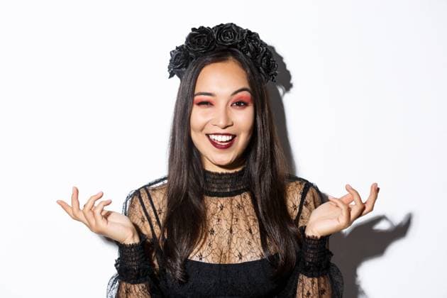 Close-up of sassy pretty asian woman in wicked witch costume making evil laugh and spread hands sideways, standing over white background Close-up of sassy pretty asian woman in wicked witch costume making evil laugh and spread hands sideways, standing over white background. ,model released, Symbolfoto Copyright: xZoonar.com SevaxLevitskyx 17511280 ,model released, Symbolfoto ,property released